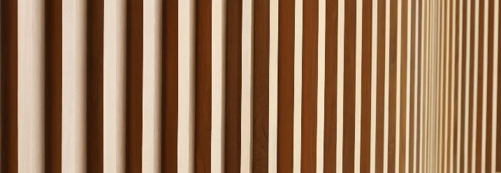 Gebogene Holzlattenwand